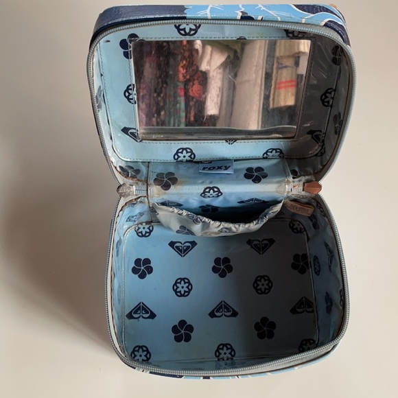 Roxy | Y2K Blue Hibiscus Cosmetic Travel Case - Picture 12 of 16